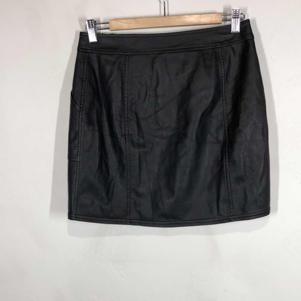 Express black faux leather mini skirt size 6 - Picture 5 of 9